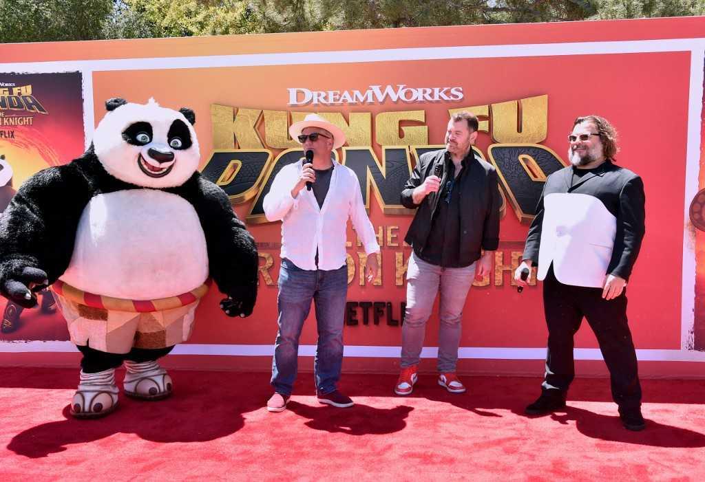 (Dari kiri) pelakon Jack Black, pengarah Peter Hastings, dan penerbit animasi Shaunt Nigoghossian ketika menghadiri tayangan perdana Kung Fu Panda: The Dragon Knight. Gambar: AFP