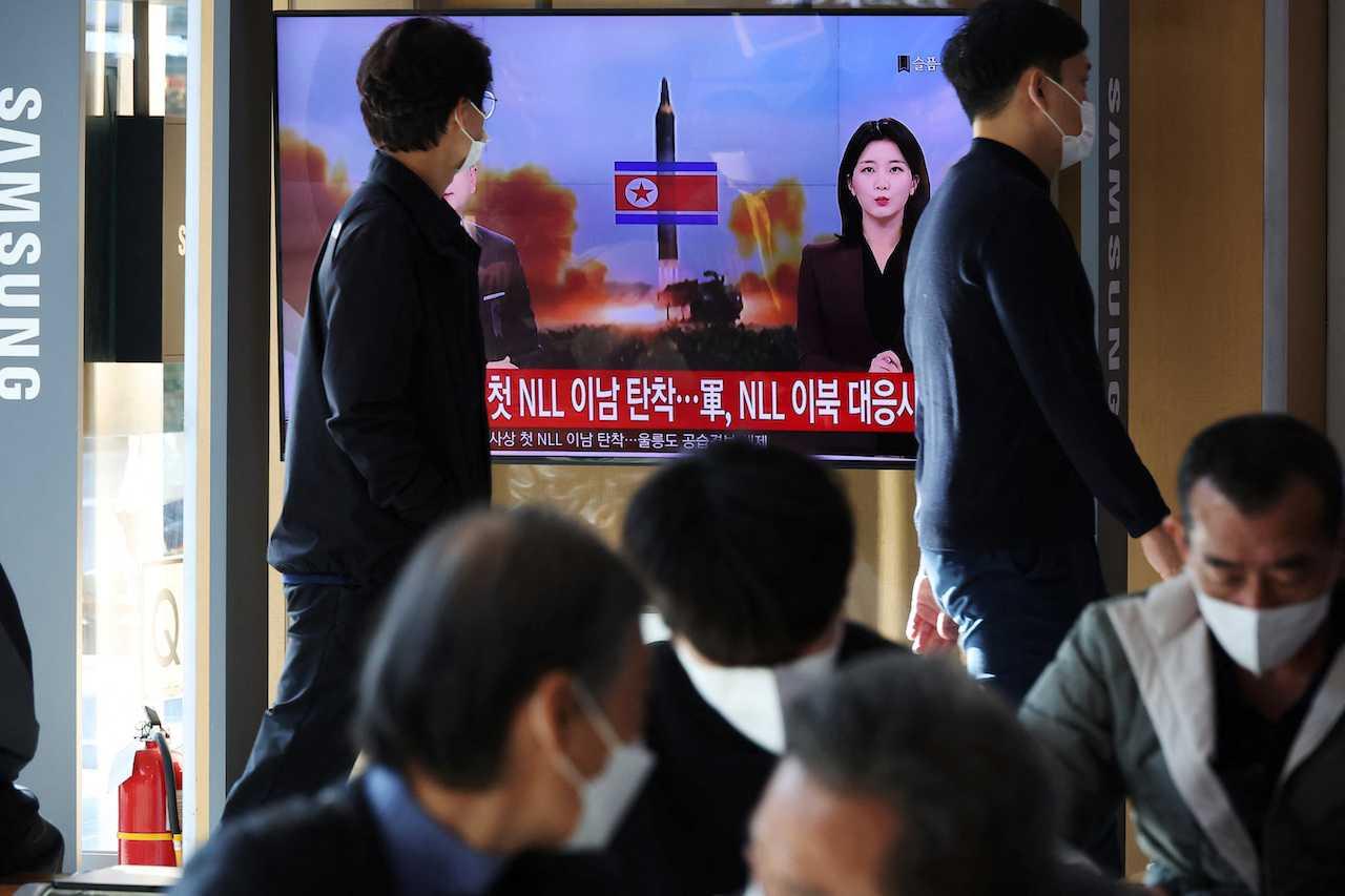 People watch a TV broadcasting a news report on North Korea firing a ballistic missile off its east coast, in Seoul, South Korea, Nov 2. Photo: Reuters