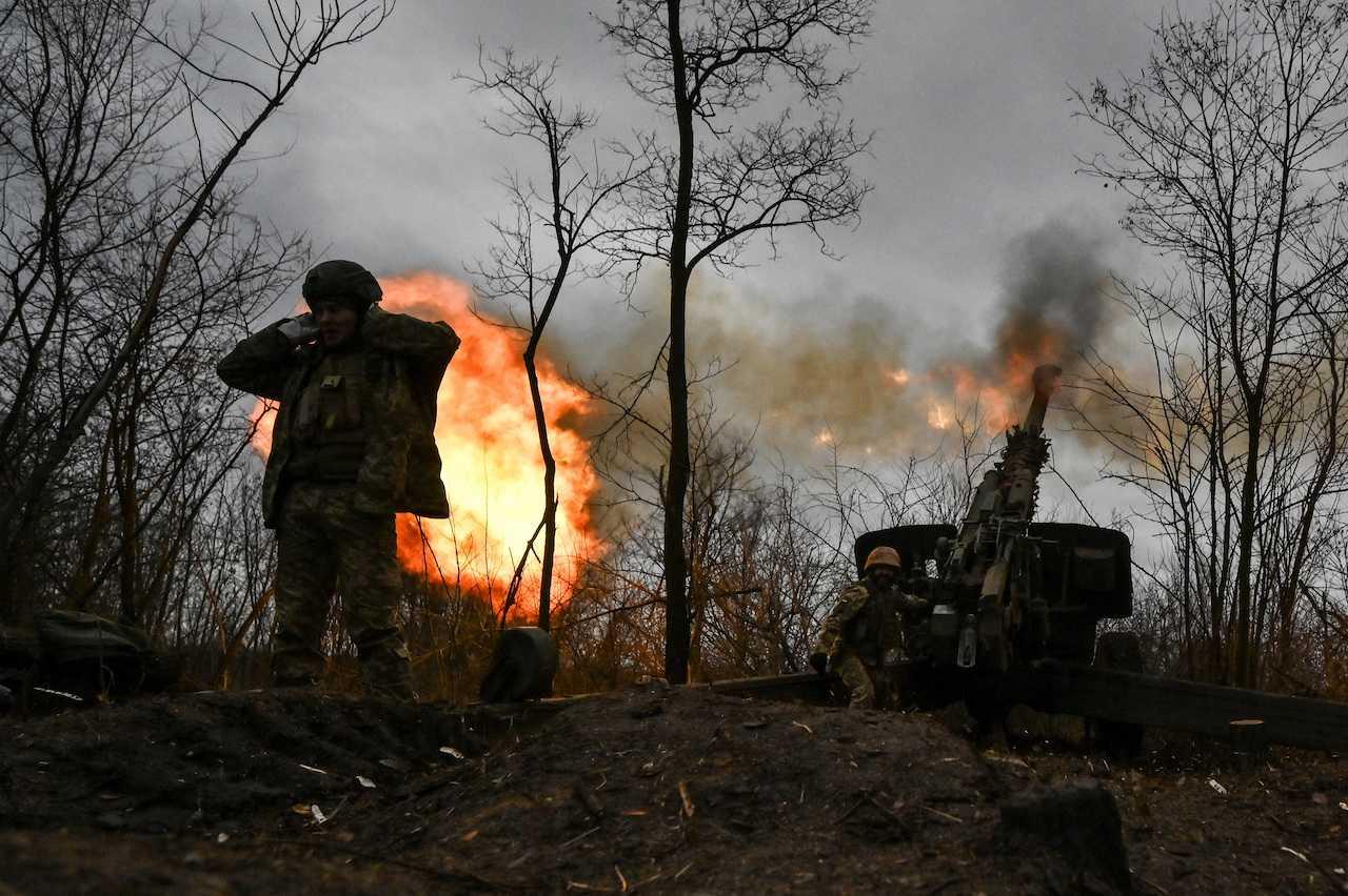 Ukrainian servicemen fire a shell from a 2A65 Msta-B howitzer towards Russian troops, amid Russia's attack on Ukraine, in a frontline in Zaporizhzhia region, Ukraine, Jan 5. Photo: Reuters