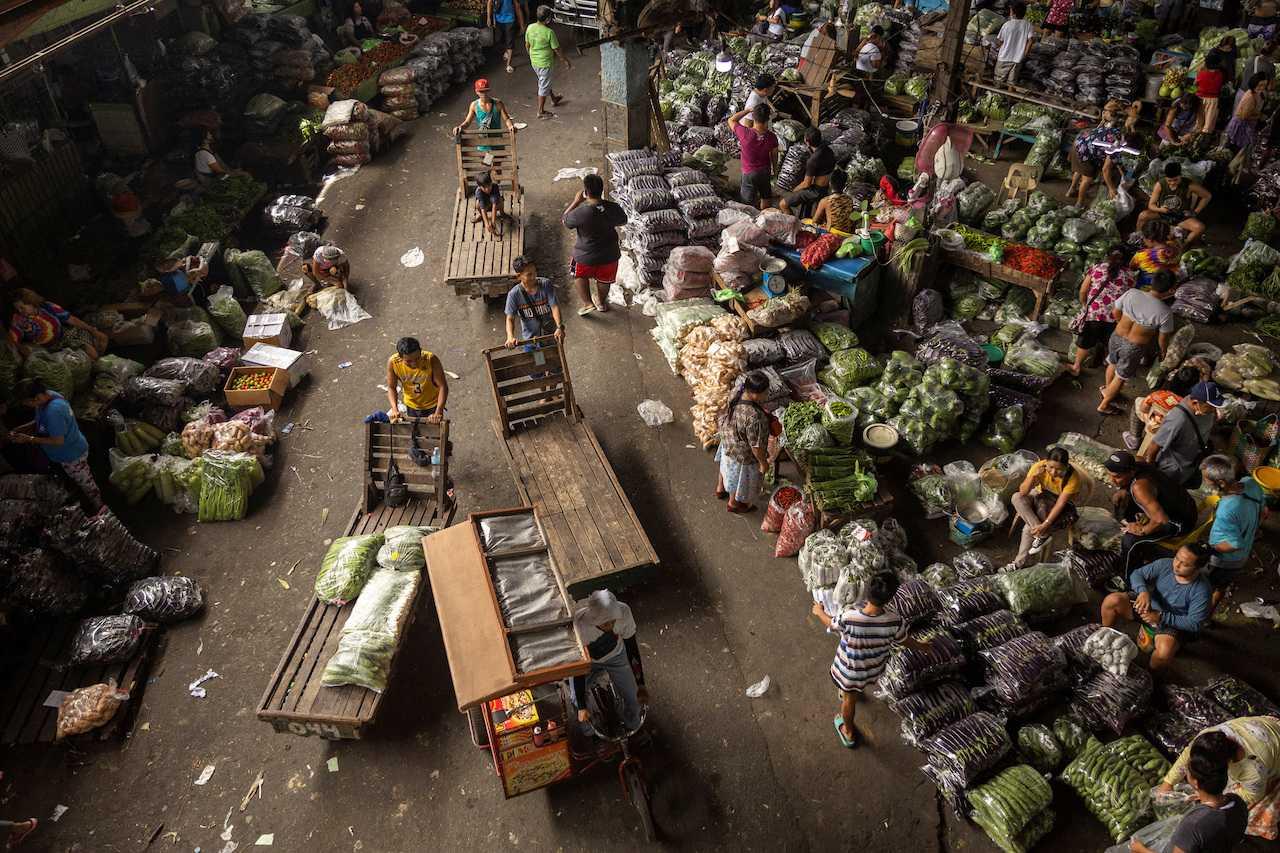 Suasana di pasar awam di bandar Quezon, Manila, Filipina, 9 Februari. Gambar: Reuters