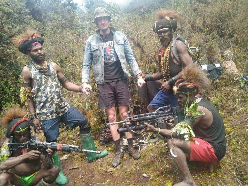 Lelaki dikenali sebagai Philip Mehrtens, juruterbang New Zealand yang dilapor dijadikan tebusan oleh kumpulan prokemerdekaan berdiri di sekeliling puak pemisah di wilayah Papua di Indonesia, dalam gambar tidak bertarikh yang diterbitkan pada 14 Februari 2023. Gambar: Reuters