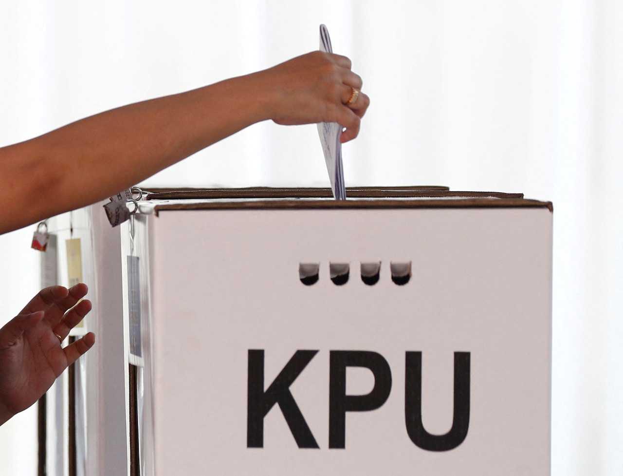 Seorang pengundi melaksanakan tanggungjawab semasa pilihan raya di Jakarta, Indonesia pada 17 April 2019. Gambar: Reuters