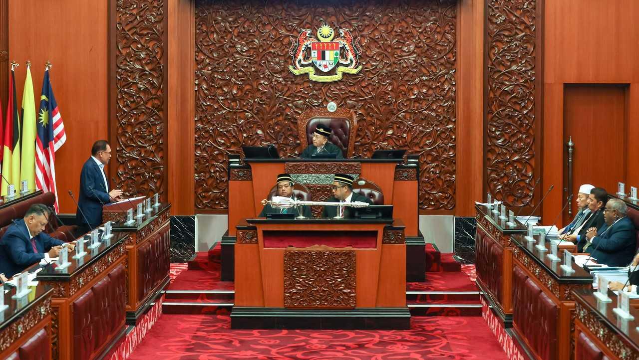 Perdana Menteri Anwar Ibrahim membentangkan Rang Undang-undang Perbekalan 2023 untuk bacaan kali kedua di Dewan Negara, 29 Mac. Gambar: Bernama