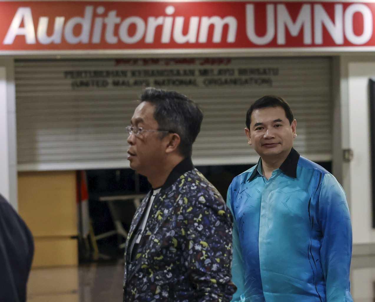 Timbalan Presiden PKR Rafizi Ramli (kanan) bersama Pengerusi Umno Negeri Sembilan Jalaluddin Alias (kiri) tiba untuk perbincangan kerusi antara Pakatan Harapan dan Barisan Nasional di Pusat Dagangan Dunia di Kuala Lumpur, 15 Jun. Gambar: Bernama