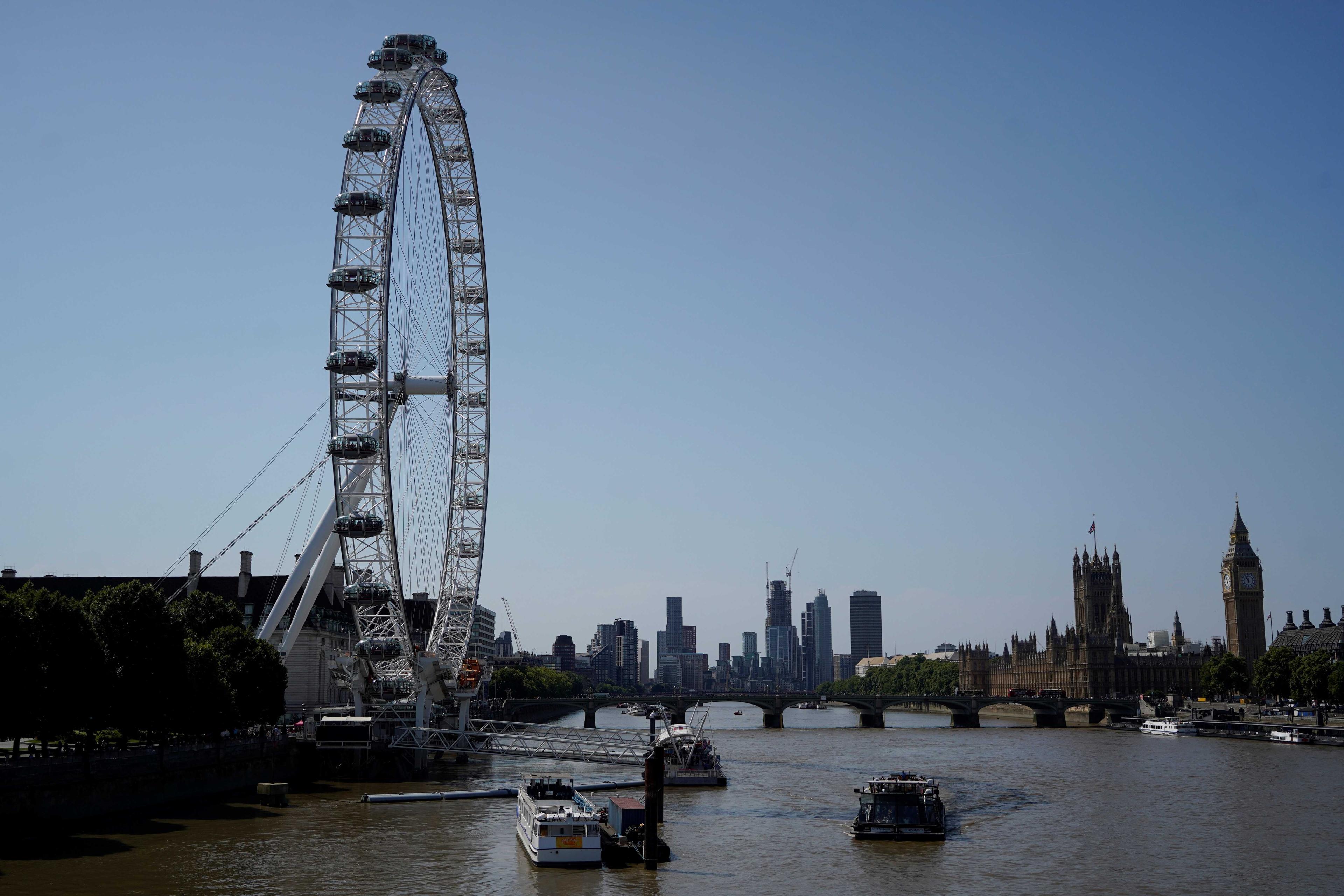 A photograph taken on July 18, 2022 shows the London Eye and the Houses of Parliament next to the River Thames in central London. Photo: AFP
