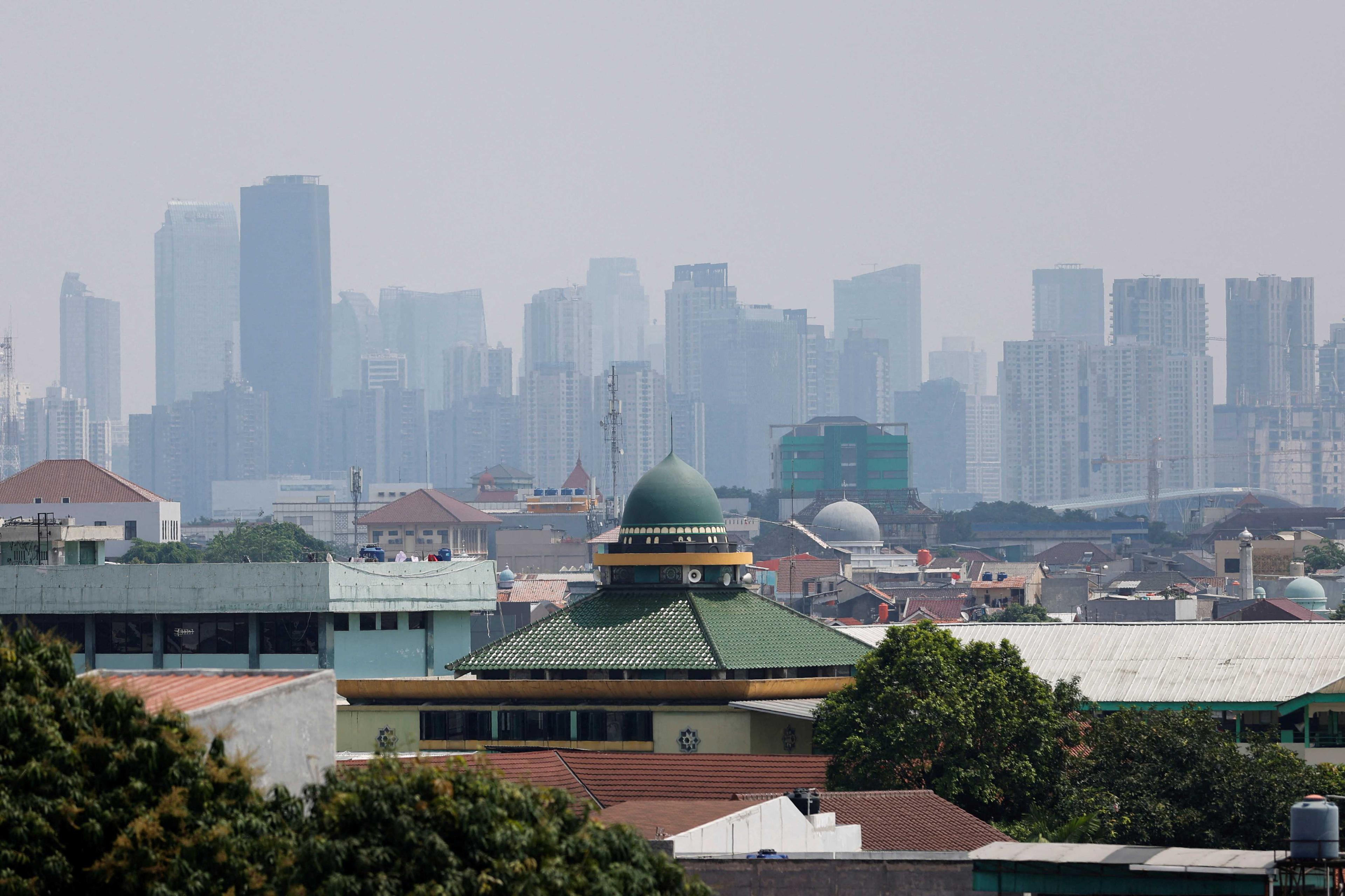 Asap menutupi bangunan bertingkat tinggi di Jakarta, Indonesia 9 Ogos. Gambar: Reuters