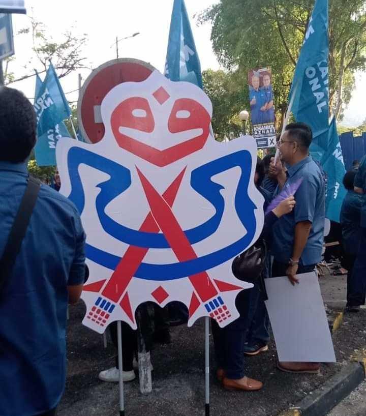 Sepasang 'roket' DAP menggantikan keris pada logo Umno, mengundang kemarahan Umno Hulu Selangor walaupun parti itu berkempen untuk calon DAP pada PRK Kuala Kubu Baharu.