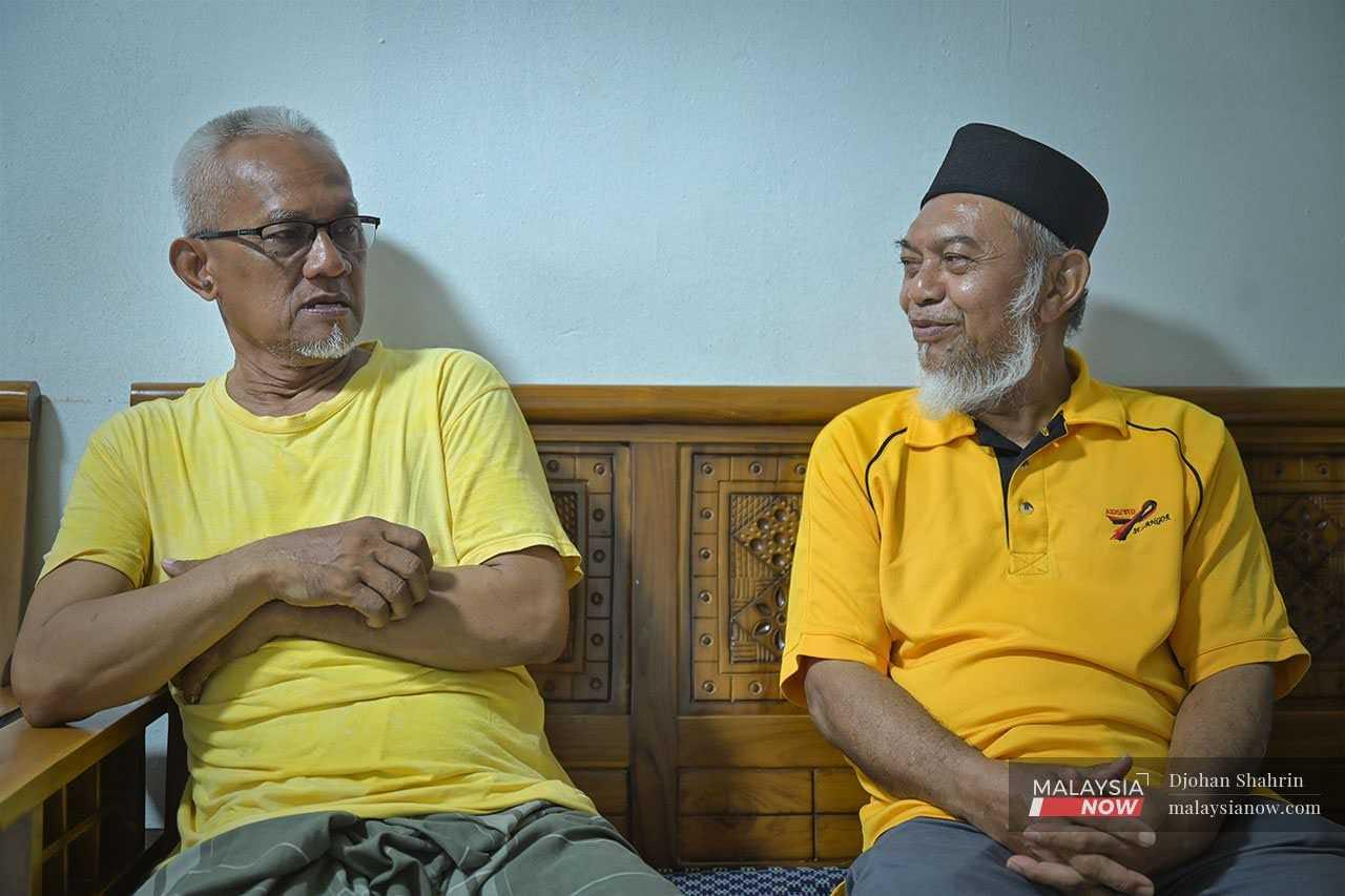 Former Hulu Selangor Umno strongman Mohd Nor Abas (left) and former village head Norazizan Nordin believe Malay voters' will show their anger at the party leadership by backing the PN candidate in the Kuala Kubu Baharu by-election.