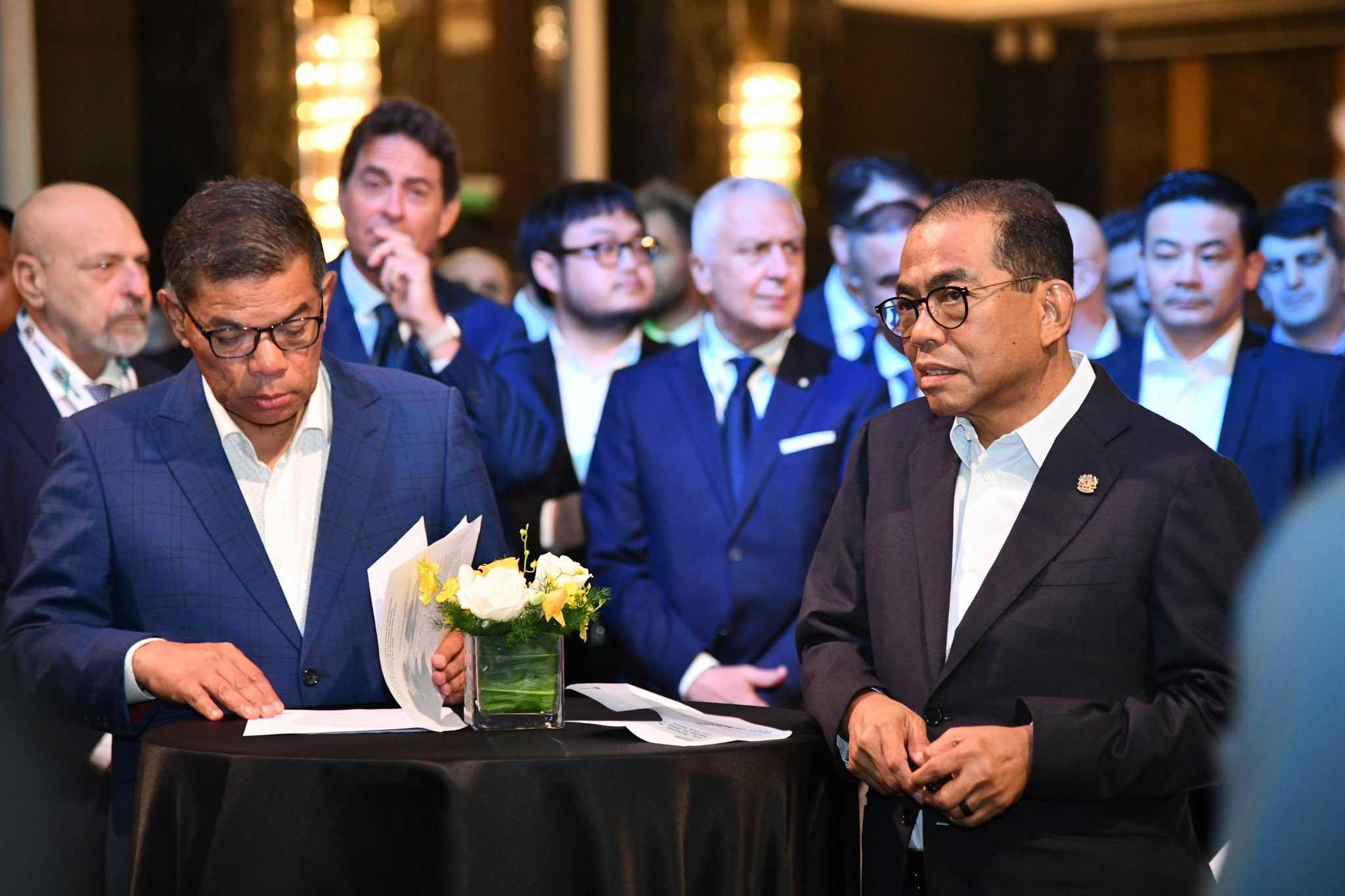 Menteri Pertahanan Khaled Nordin (kanan) bersama Menteri Dalam Negeri Saifuddin Nasution Ismail pada sebuah acara menyambut peserta Natsec di Kuala Lumpur malam semalam.