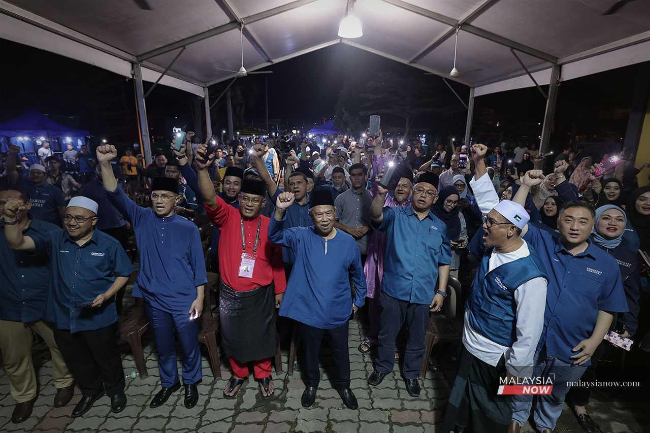 Khairul Azhari Saut bersama barisan kepimpinan Perikatan Nasional pada ceramah umum di Kuala Kubu Baharu.