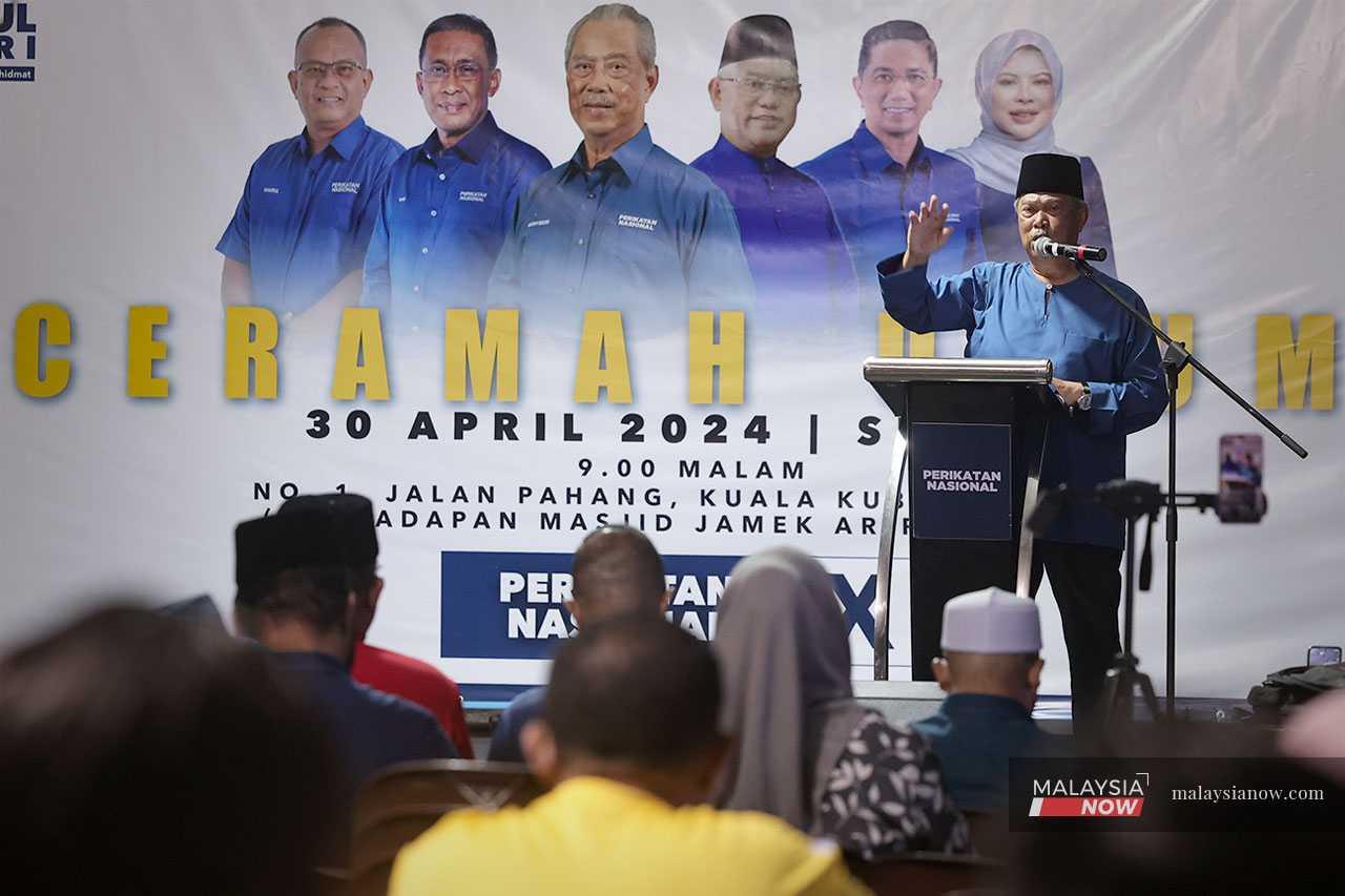 Pengerusi Perikatan Nasional, Muhyiddin Yassin menyampaikan amanat bagi meraih sokongan warga Kuala Kubu Baharu untuk menyokong Khairul Azhari Saut.
