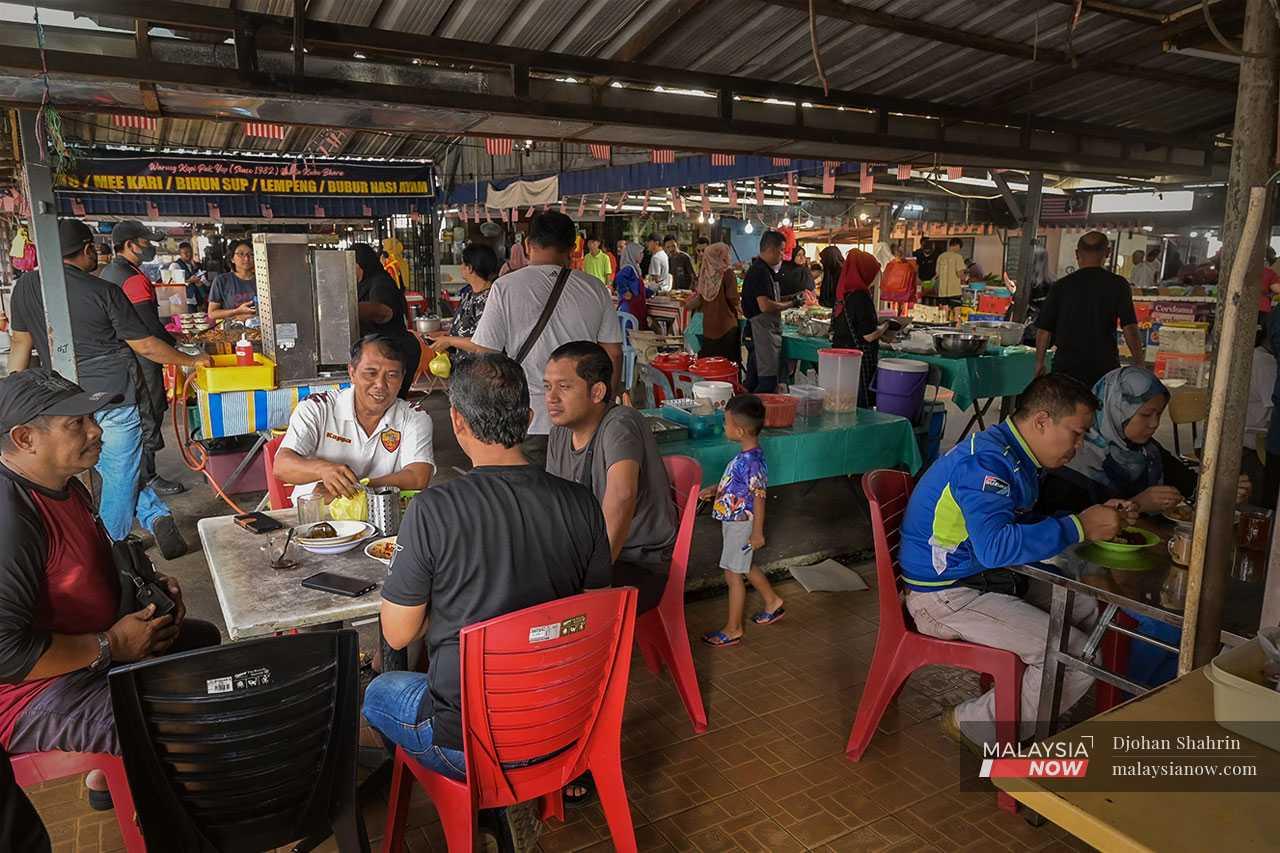 Penduduk menikmati sarapan pagi di warung di pekan Kuala Kubu Baharu yang mana ‘sembang politik kedai kopi’ menjadi topik utama.