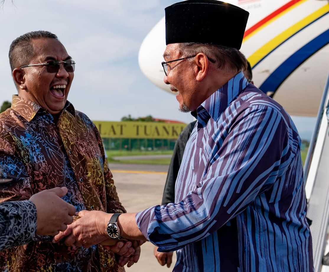 Menteri Besar Kedah Muhammad Sanusi Md Nor (kiri) ketika menyambut ketibaan Perdana Menteri Anwar Ibrahim di Lapangan Terbang Sultan Abdul Halim, Kedah. 