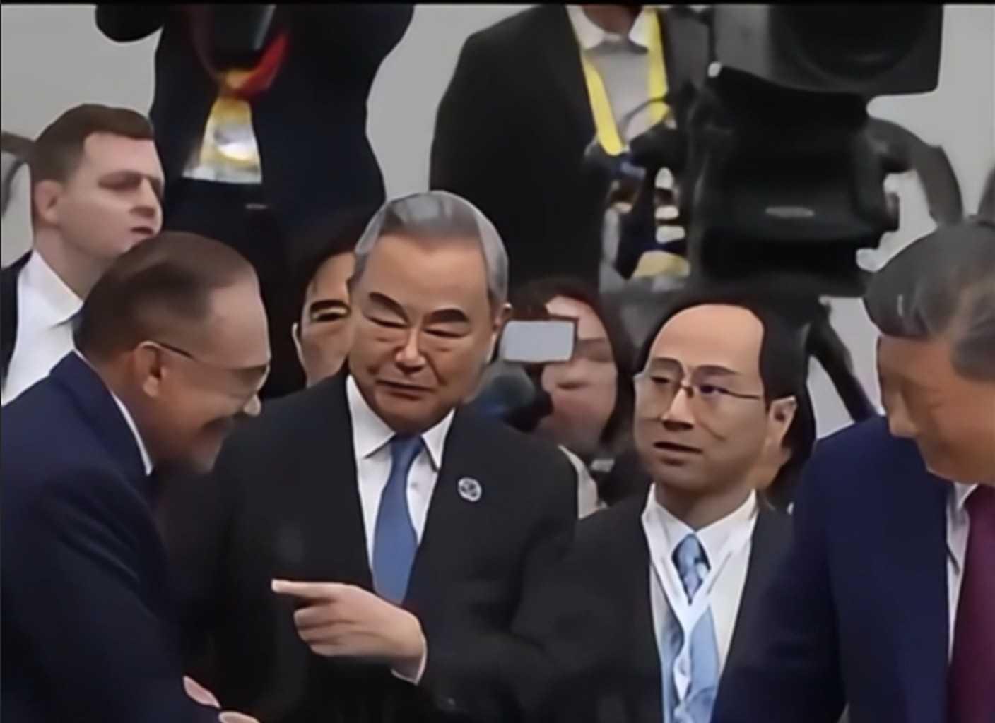 Sebahagian daripada video tular yang menunjukkan seorang pegawai Xi Jinping berkata sesuatu sebelum Anwar Ibrahim dilihat segera beredar selepas menghampiri presiden China di tempat duduknya.