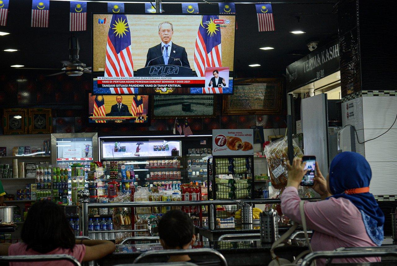 Perutusan khas darurat oleh Perdana Menteri Muhyiddin Yassin disiarkan secara langsung menerusi stesen televisyen tempatan pada Selasa lalu. Gambar: Bernama