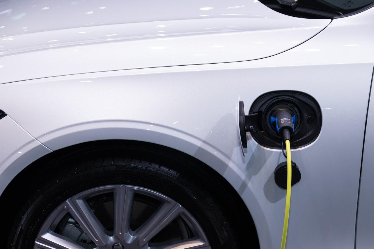 Charging an electric car could take much less time with the advent of new, fast-charging batteries. Photo: Pexels