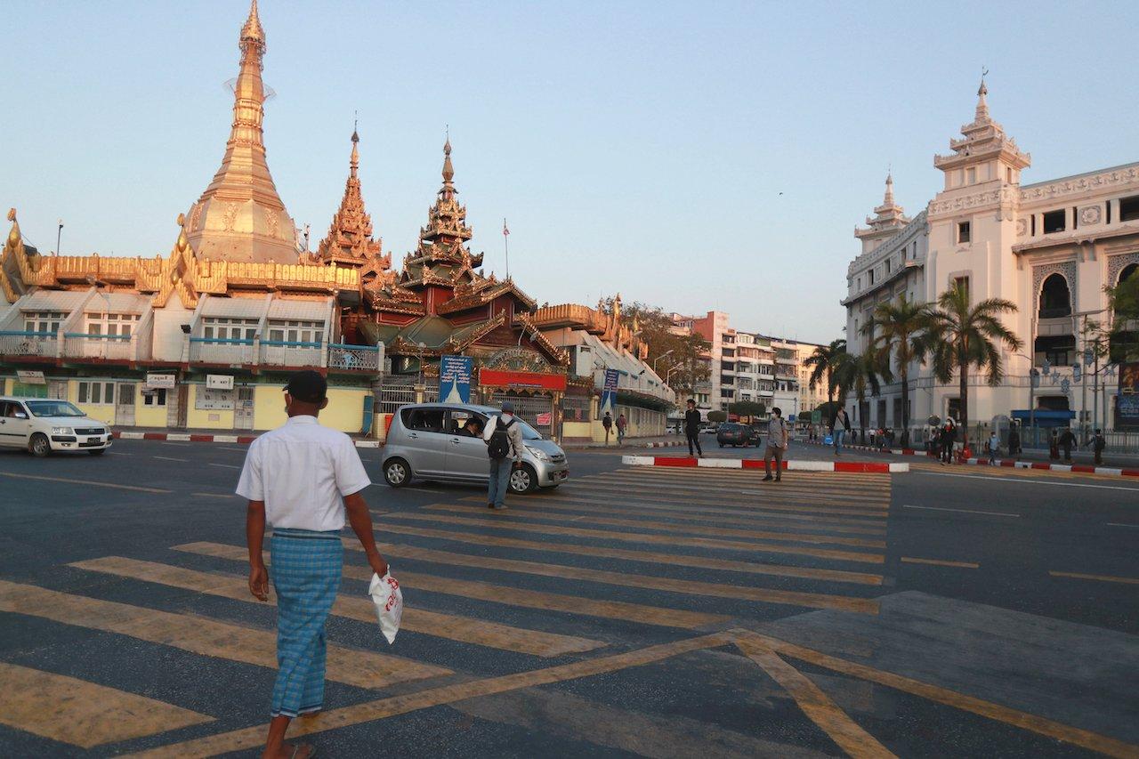 Seorang lelaki melintas jalan berhampiran dengan Sule Pagoda di Yangon, Myanmar pada 1 Februari. Gambar: AFP