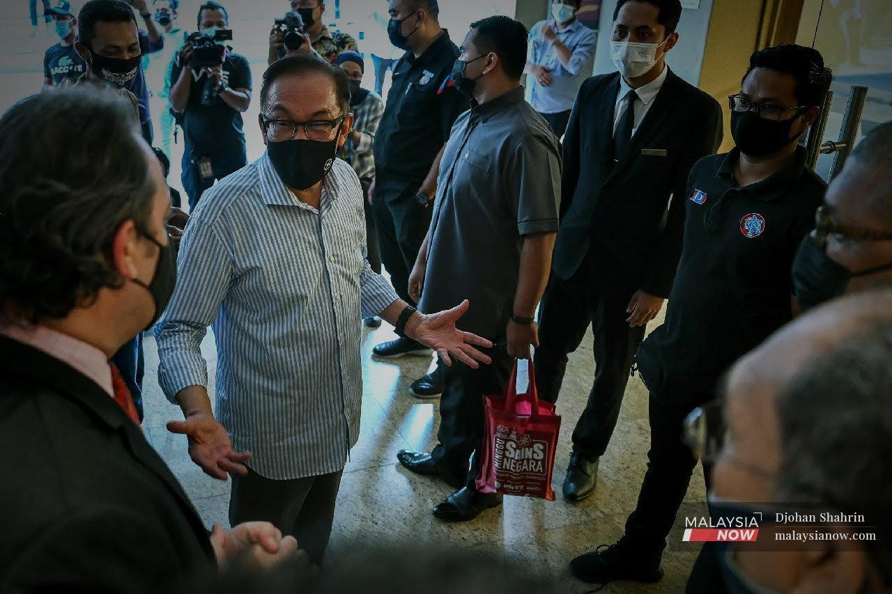Anwar Ibrahim berkata sesuatu selepas sidang media  menjawab tentang isu kerjasama dengan Umno untuk.