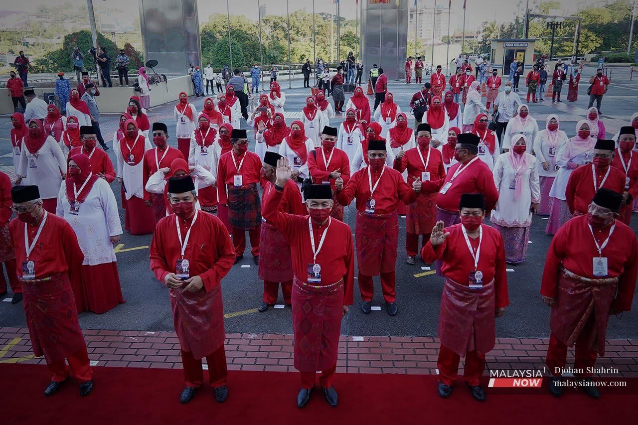 Presiden Umno, Zahid Hamidi bersama Timbalan, Mohamad Hassan dan barisan kepimpinan Umno melambaikan tangan ketika perhimpunan Umno baru-baru ini.