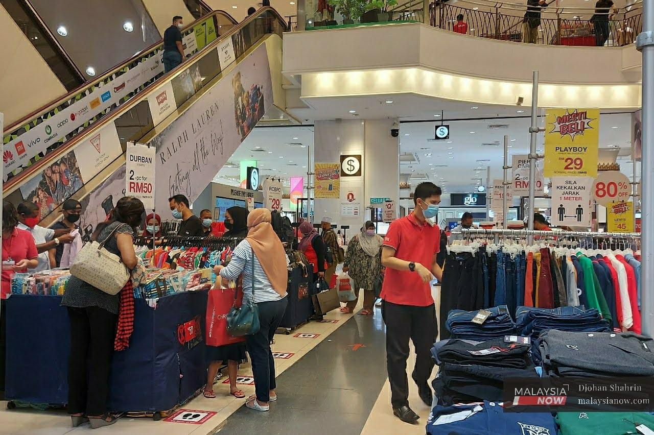 Orang ramai membeli-belah di pasar raya sebelum seminggu lagi negara menyambut bulan Ramadan.