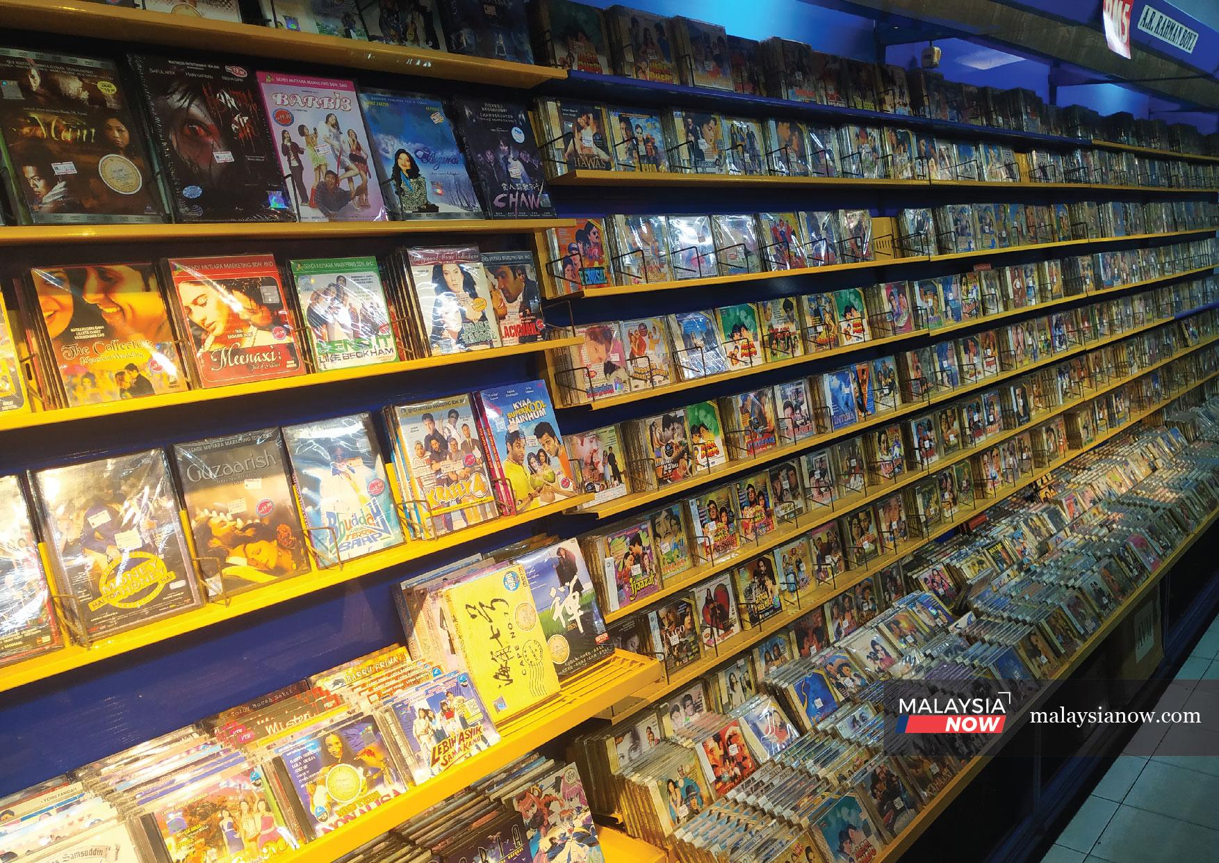 Pengusaha kedai cakera padat menghadapi cabaran untuk tingkatkan jualan sepanjang pandemik ketika ramai orang memilih untuk strim  filem kegemaran di internet.