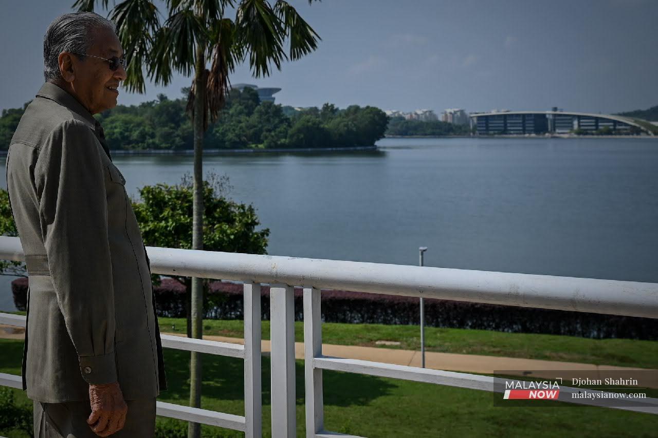 Dr Mahathir Mohamad meninjau d anjung pejabatnya di Yayasan Kepimpinan Perdana.