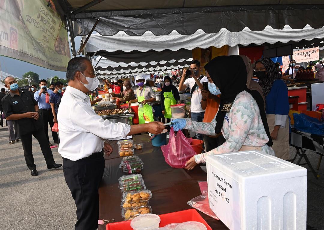 Perdana Menteri Muhyiddin Yassin melakukan tinjauan ke Bazar Ramadan di Presint 3 di Putrajaya hari ini. Gambar: Facebook