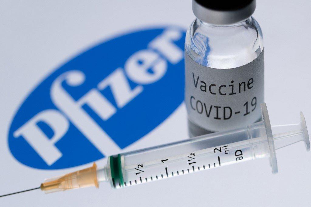 Vaksin Covid-19 Pfizer turut digunakan dalam program vaksinasi kebangsaan. Gambar: AFP