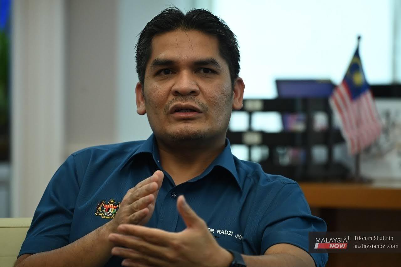 Menteri Pendidikan Radzi Jidin berkata, situasi jangkitan Covid-19 ketika ini berubah-ubah dari semasa ke semasa dan memerlukan pengawasan secara berterusan.