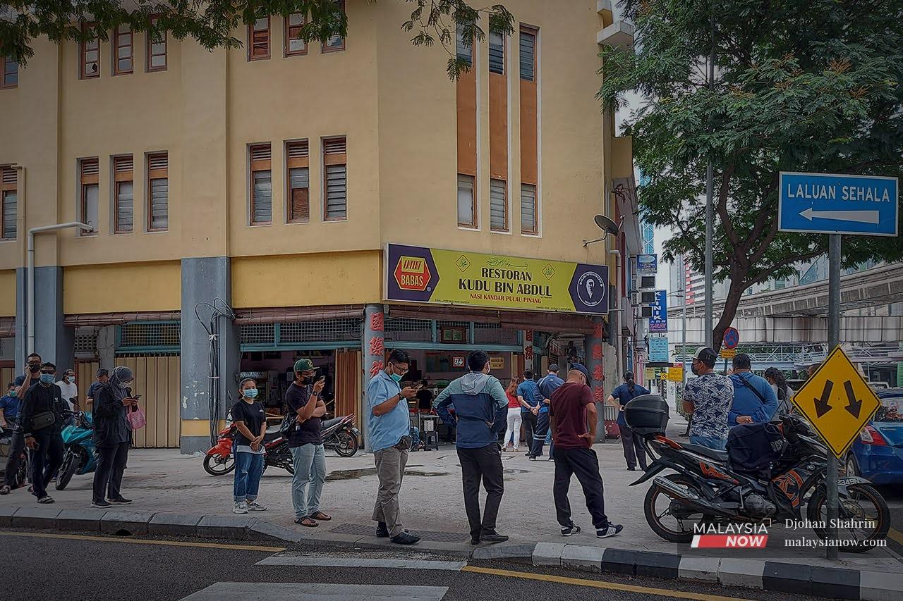 Warga kota mula kembali bekerja selepas bercuti menyambut Hari Raya Aidilfitri. Namun, kes Covid-19 masih meningkat menyebabkan Ketua Pengarah Kesihatan Dr Noor Hisham Abdullah menasihatkan untuk semua orang mengamalkan 'PKP kendiri'.