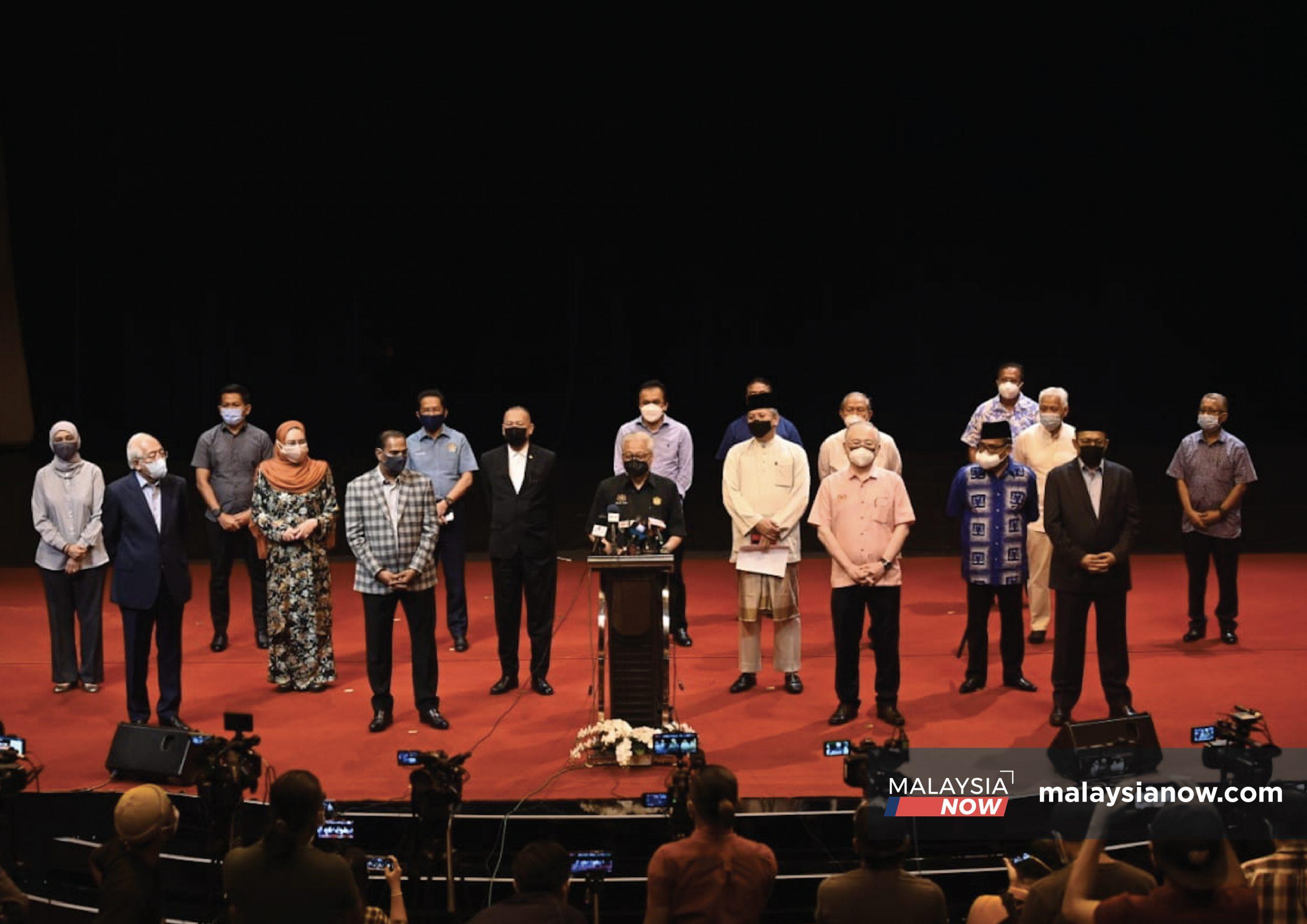 Naib Presiden Umno Ismail Sabri Yaakob bercakap dalam sidang media bersama ahli-ahli Parlimen Barisan Nasional di Kuala Lumpur hari ini.