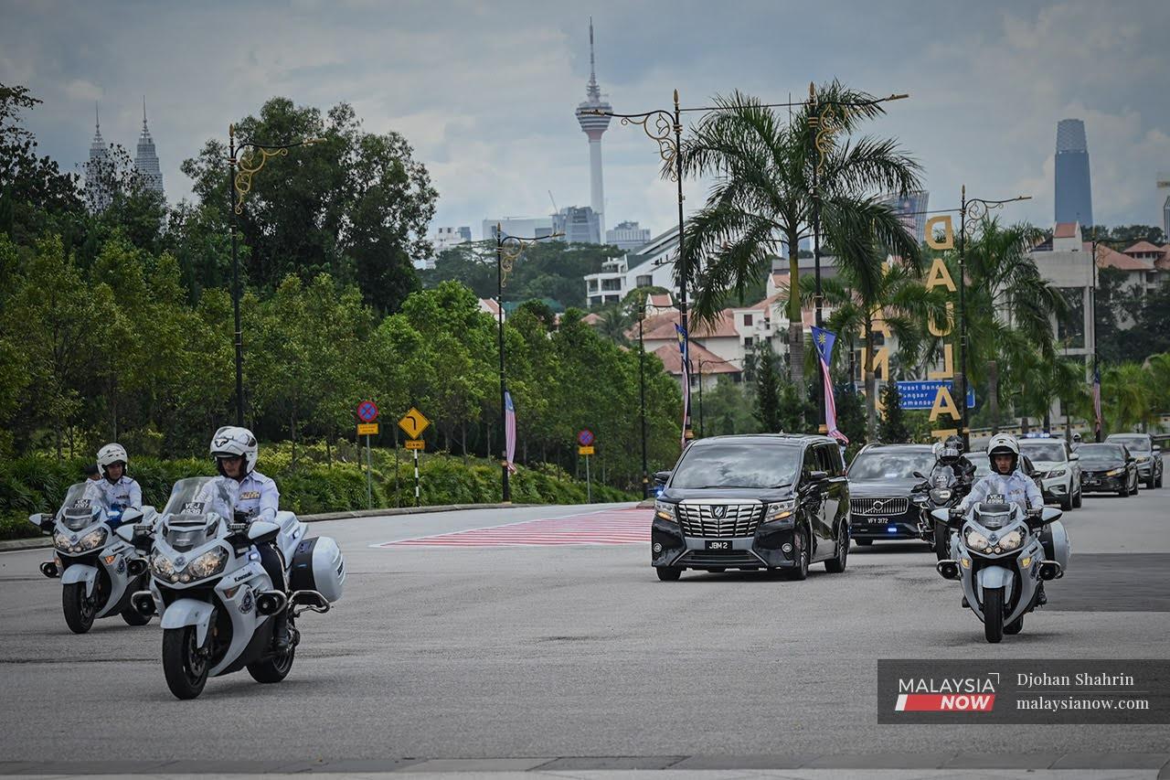 Prime Minister Muhyiddin Yassin arrives in his official vehicle at the main gate of Istana Negara for his audience with the Yang di-Pertuan Agong.