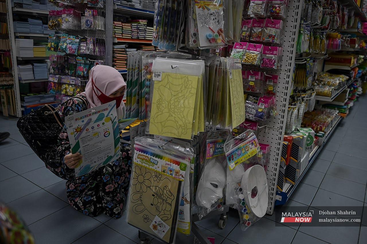 Seorang pelanggan memilih barang pembelajaran kanak-kanak selepas kedai alat tulis dibenarkan beroperasi selepas kerajaan mengumumkan kelonggaran perintah sekatan dalam negara.