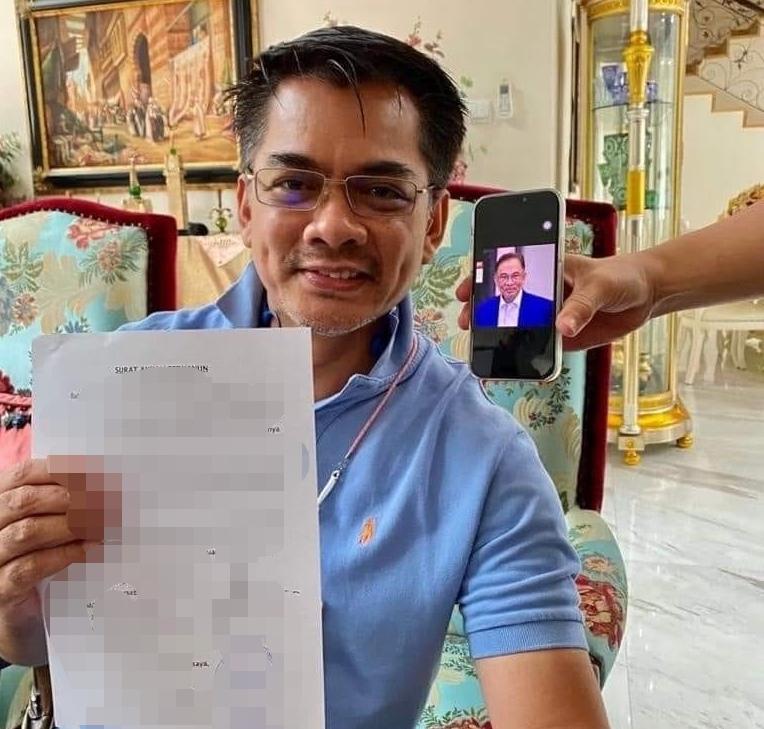 A picture making the rounds on social media showing Sepanggar MP Azis Jamman with his statutory declaration on his candidate of choice for prime minister.