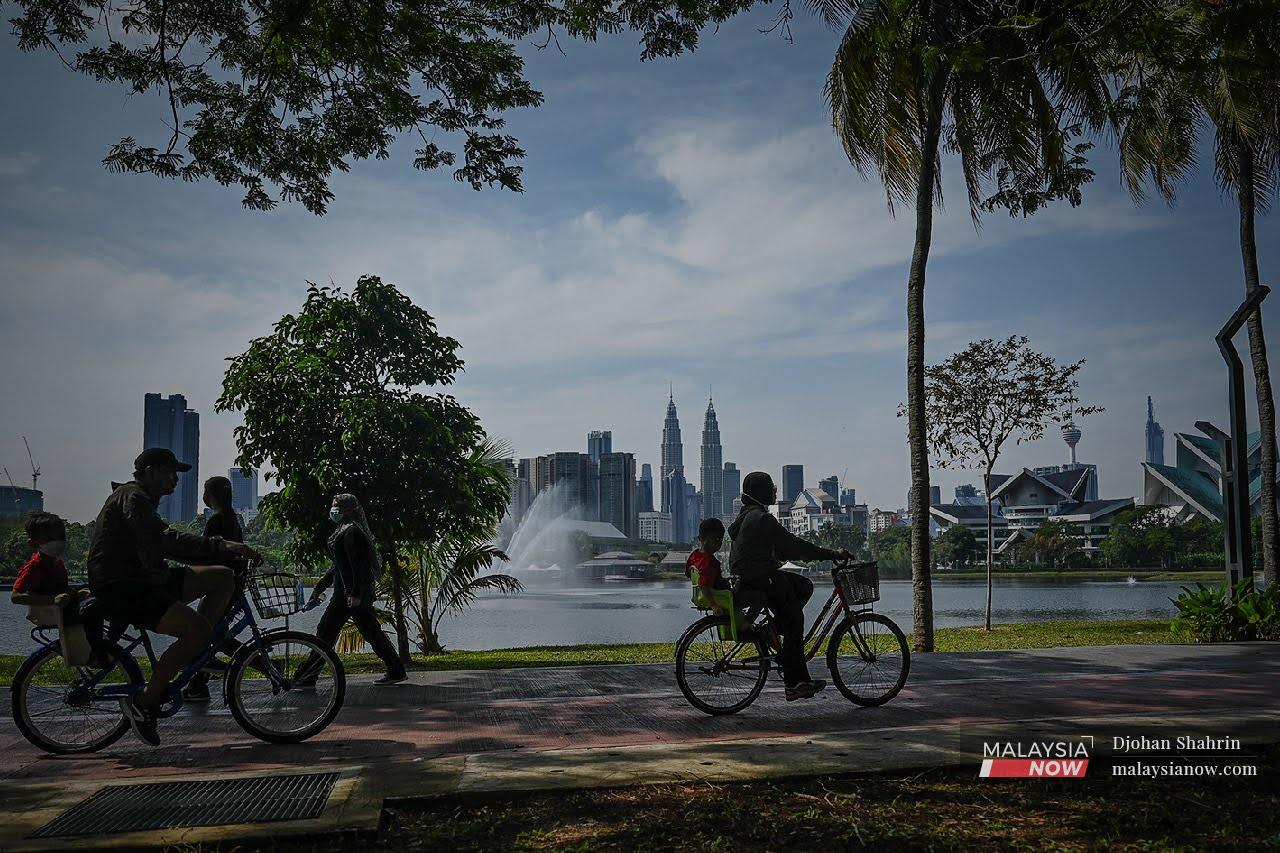 Orang ramai mengambil kesempatan cuti hujung minggu  untuk meluangkan masa beriadah bersama ahli keluarga melakukan aktiviti berbasikal di Taman Tasik Titiwangsa, Kuala Lumpur.