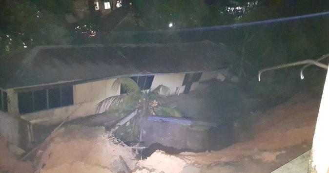 Antara rumah di Kemensah Heights yang terjejas akibat tanah runtuh malam tadi. Gambar: Facebook