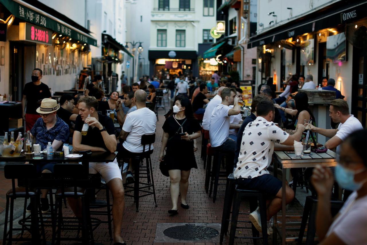 People dine at Boat Quay in Singapore, Sept 24. Photo: Reuters