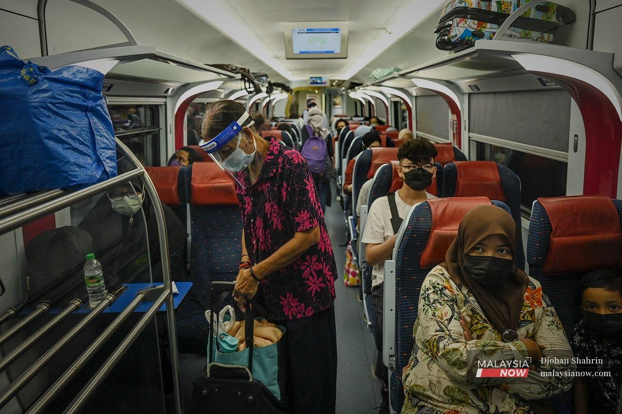 Pelanggan Keretapi Tanah Melayu Berhad (KTMB) menaiki Electric Train Service (ETS) Keretapi Tanah Melayu dari KL Sentral. Kebenaran rentas negeri menjadikan orang ramai mengambil peluang untuk pulang ke kampung halaman.