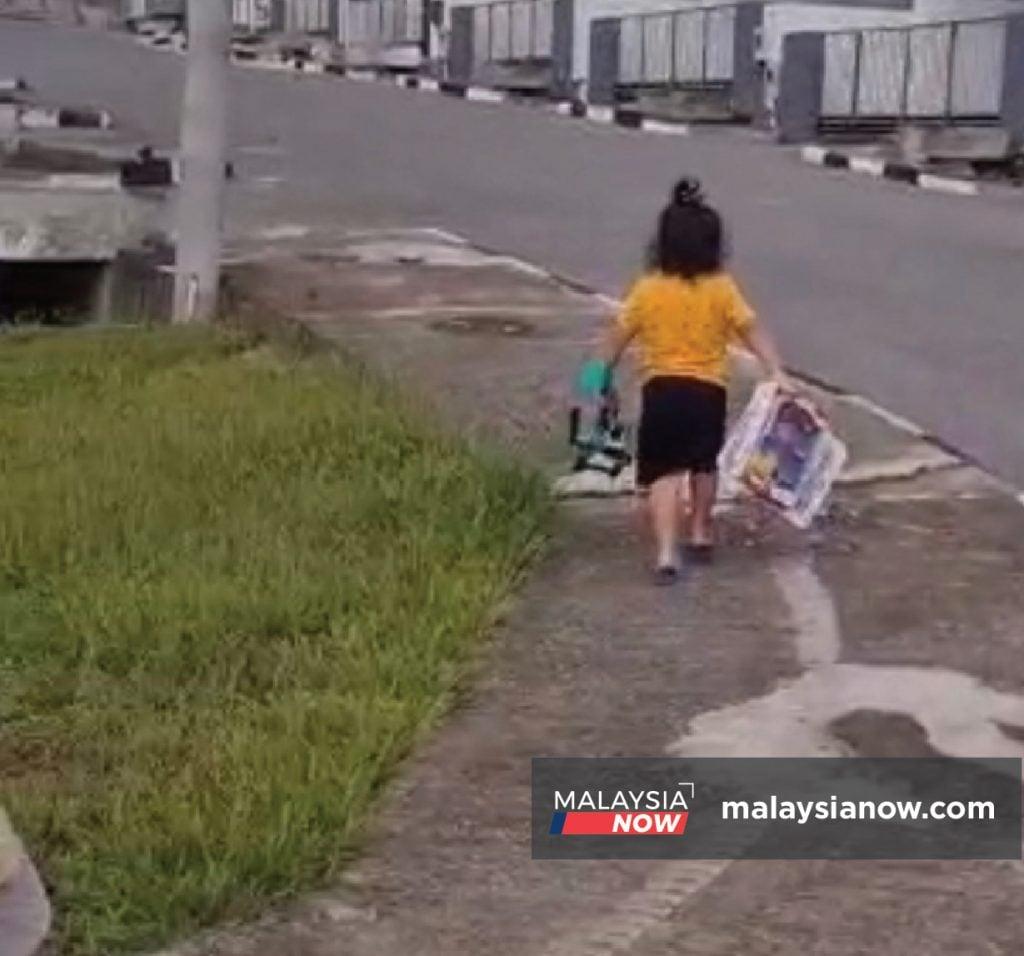 Anak kecil berusia empat tahun, Rayyan turut membantu membawa barangan di Bintulu, Sarawak untuk diberikan kepada mereka yang memerlukan sepanjang pandemik.