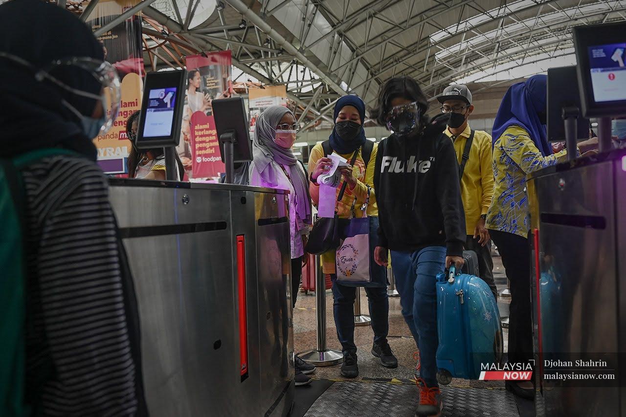 Pelanggan Keretapi Tanah Melayu Berhad (KTMB) beratur memasuki stesen Keretapi Tanah Melayu di Stesen KL Sentral untuk menaiki tren pulang ke kampung halaman selepas diberikan kelonggaran merentas negeri.