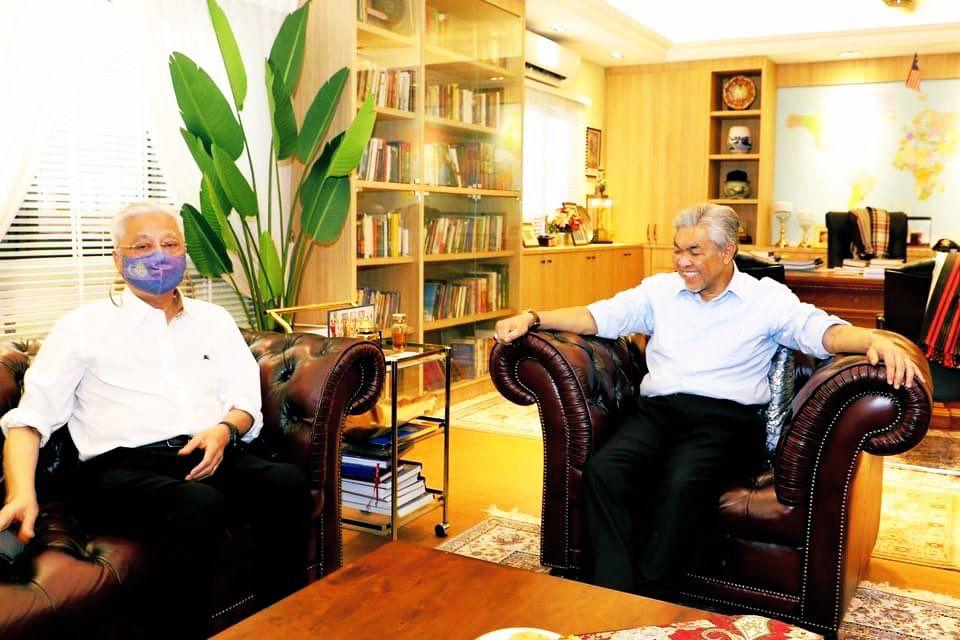 Ismail Sabri Yaakob dan Ahmad Zahid Hamidi dalam sebuah pertemuan. Pertemuan serupa turut diadakan bersama Najib Razak selepas spekulasi mengatakan kedua-dua pemimpin Umno itu mula menjarakkan diri.