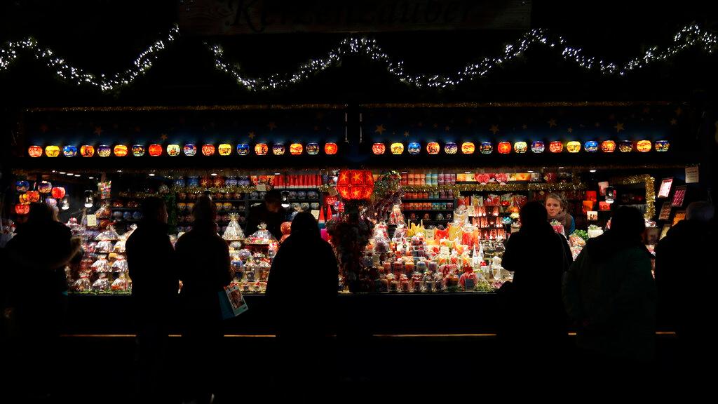 People take a stroll at the Christmas market at the 'Marienplatz' square in Munich, Germany, Dec 8, 2016. Photo: AP