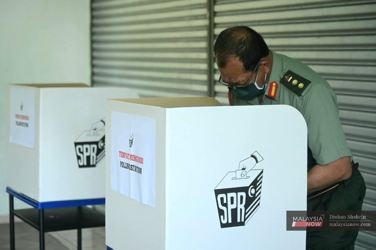 Pegawai tentera menjalankan tanggungjawab membuang undi di pusat mengundi, Kem Terendak, Melaka pada 16 November lalu.