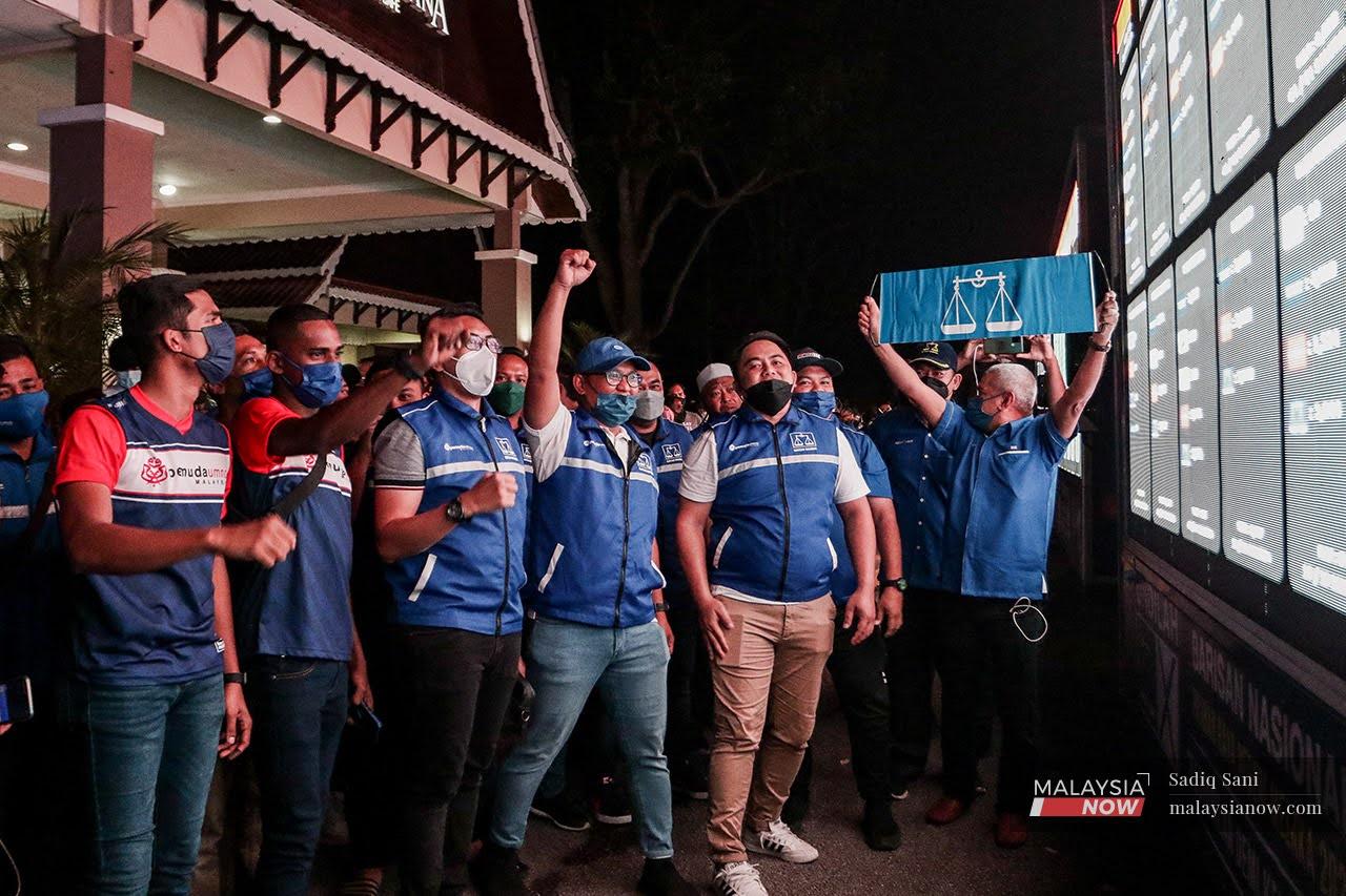Penyokong Barisan Nasional meraikan kemenangan pada PRN Melaka hari ini.