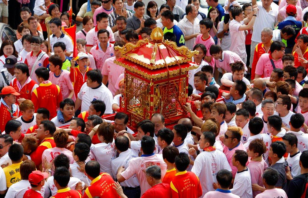Orang ramai berarak mengangkat replika dewa ketika meninggalkan kuil di Johor Bahru semasa perarakan tahunan Chingay dalam gambar fail 11 Februari, 2012 ini. Gambar: AP