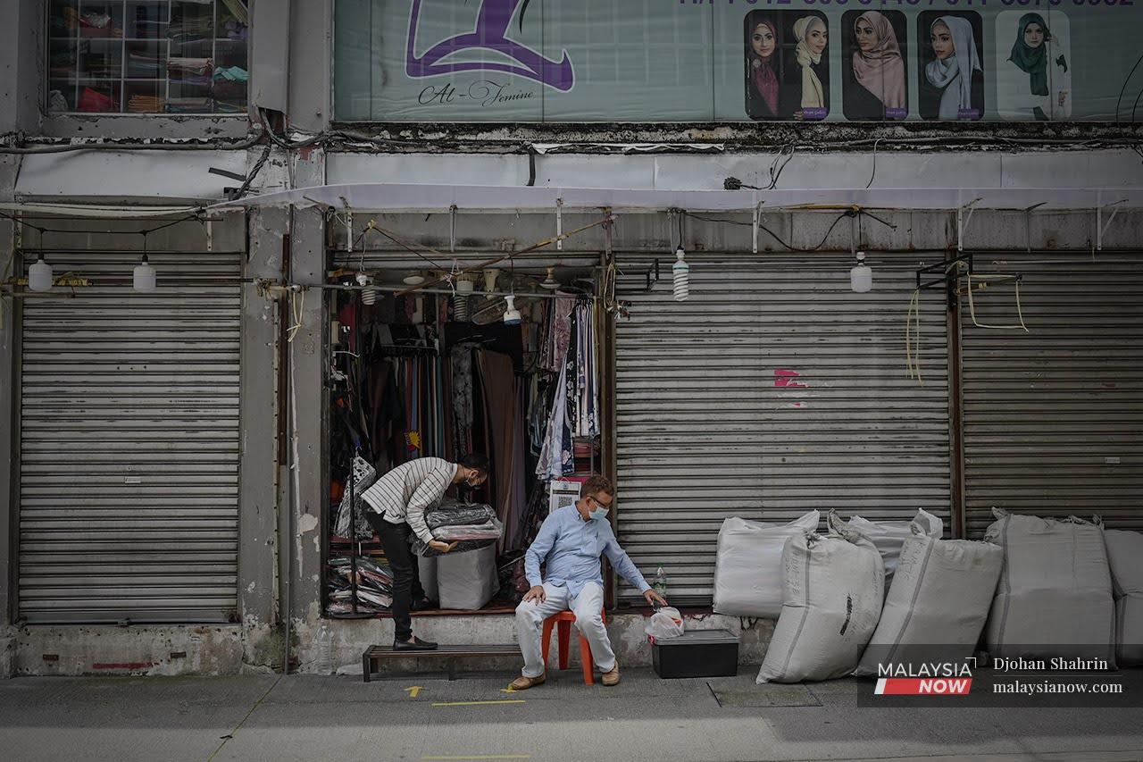 Sektor-Perniagaan-Dibuka-