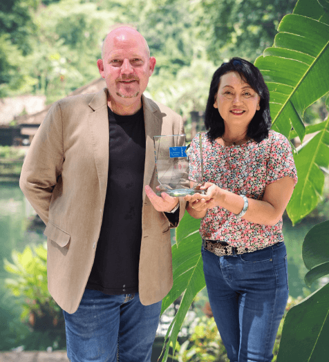 Pengasas EP Borneo Hayden Clark (kiri) dan rakan kongsi Aurelia Harumal bersama trofi anugerah APAC Business Awards. Syarikat itu memenangi syarikat pembuatan mesra alam sekitar terbaik bagi 2021.