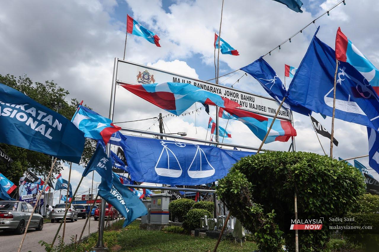 Bendera parti politik dikibarkan di jalan raya sempena kempen PRN Johor.