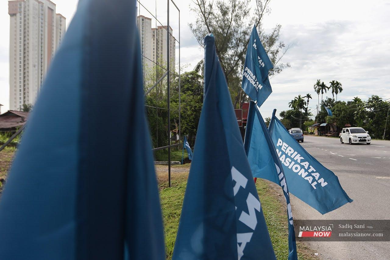 Kibaran bendera Perikatan Nasional ketika PRN Melaka November tahun lalu.