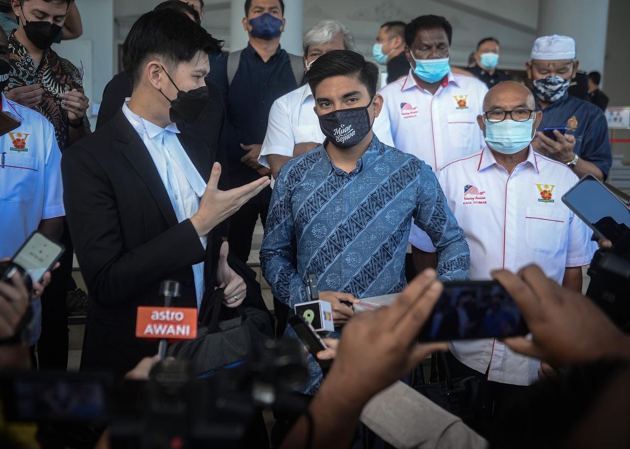 Muar MP Syed Saddiq Syed Abdul Rahman (centre) arrives at the Kuala Lumpur court complex today. Photo: Bernama